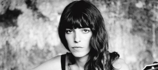 Longtemps, cela a été mon jardin secret. Des chansons écrites en anglais, au creux de la nuit ou tôt le matin, à la guitare, dans ma cuisine.