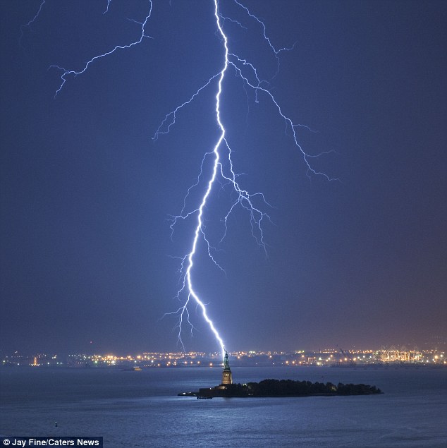 634, Huge lightning bolt strikes Statue of Liberty 634, Huge lightning bolt strikes Statue of Liberty