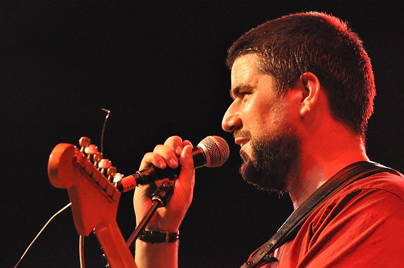 File:Will Holland performing.jpg